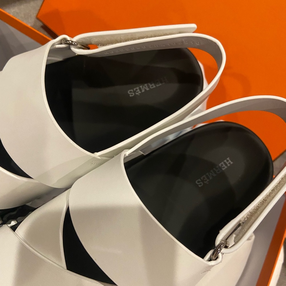 NEW Hermes Electric White and Black Leather H Sandals - Picture 5 of 15